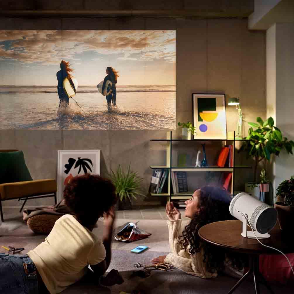 Samsung The Freestyle 2nd generation LFF3C Proiettore Portatile FHD Wi-Fi, Schermo Fino a 100'', USB, Auto Focusing e Leveling, Suono a 360°, Smart TV, Bianco, 2023 - Miniatura 6